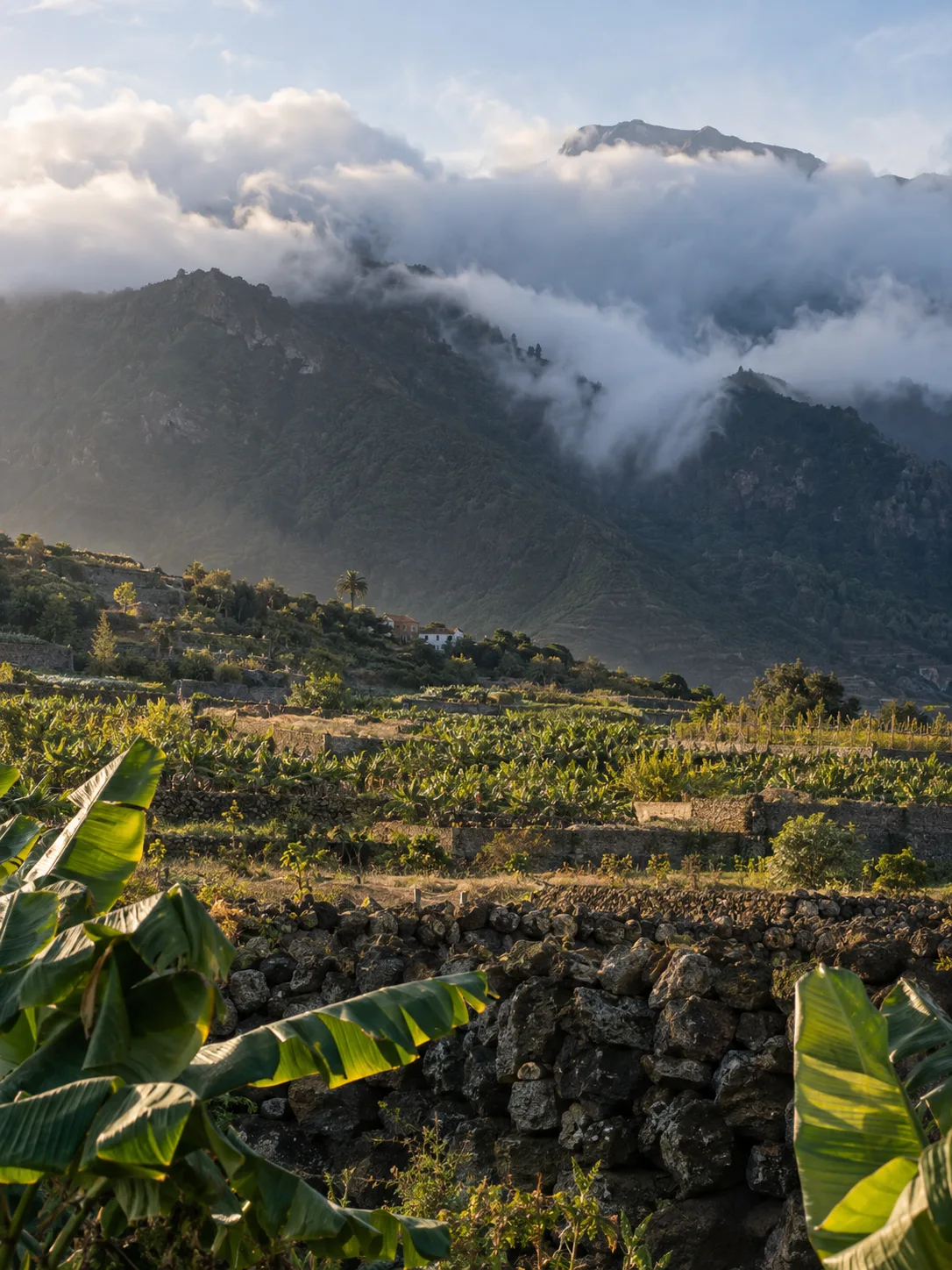 Les nuages accrochés au volcan
